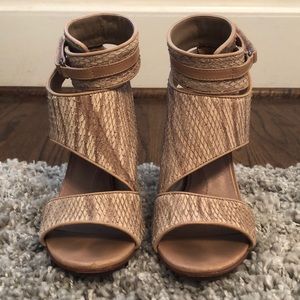 BCBG MAX AZRIA TAN SNAKESKIN PRINT HEELS